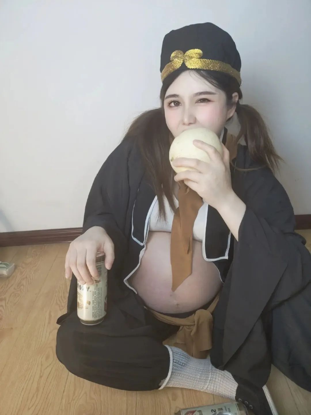 女友网上买了一件紧身裙子，这能穿的下？”网友：这也太紧了吧