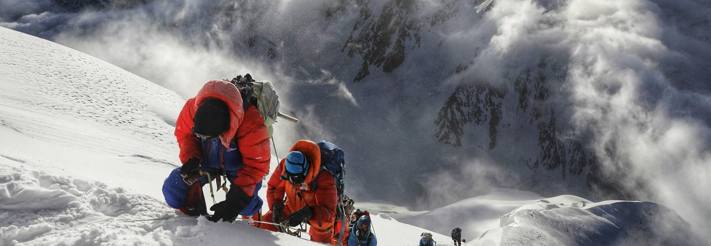 夫妻登顶骆驼峰坠崖身亡,夫妻登珠峰妻子不幸倒下