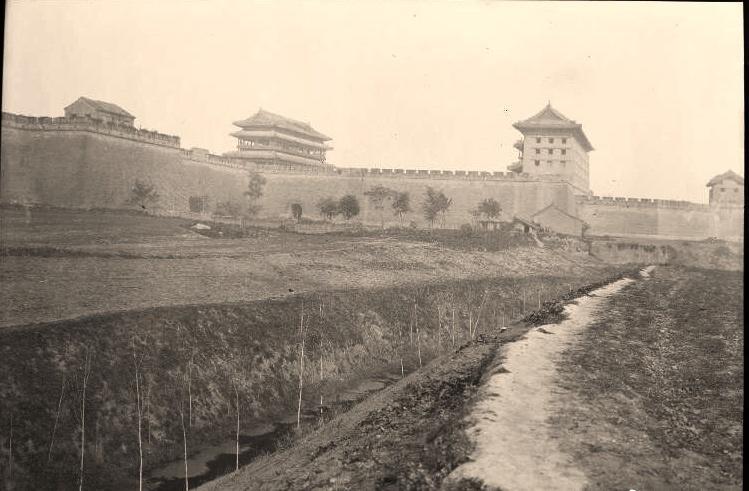 日军当着国军的面杀俘虏,日军侵华兽行