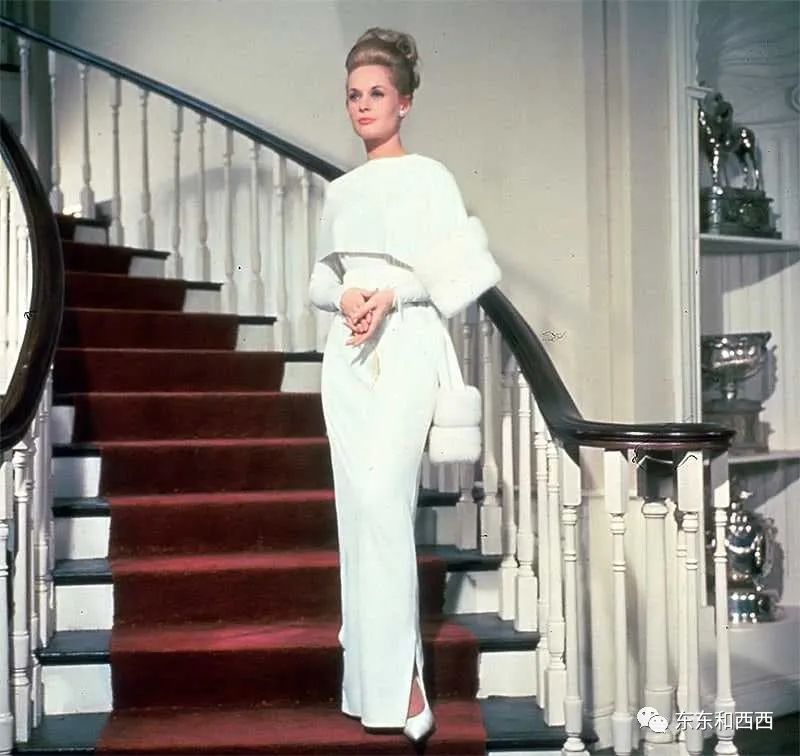 91岁养狮子走红毯拍奢侈品广告，这个优雅金发*物尤**太生猛了