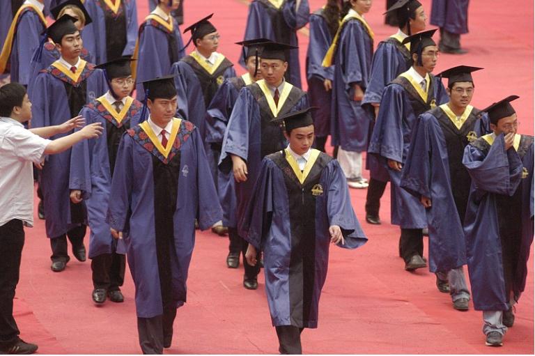 “三本生”担任郑州大学院长，本是妥妥的逆袭，反被质疑“渗水”