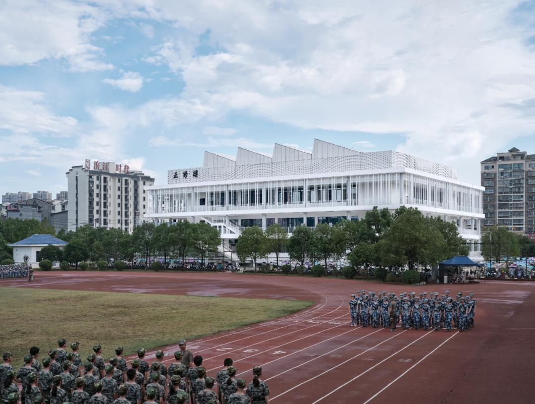 以靠建筑|交叠与转换:宜黄一中综合楼