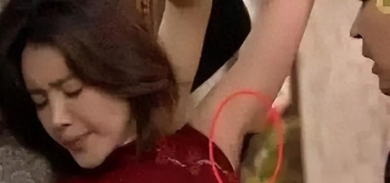 *绑捆**露大胸、台词乱来，这些“*辱侮**观众”的剧情，真把观众当傻子