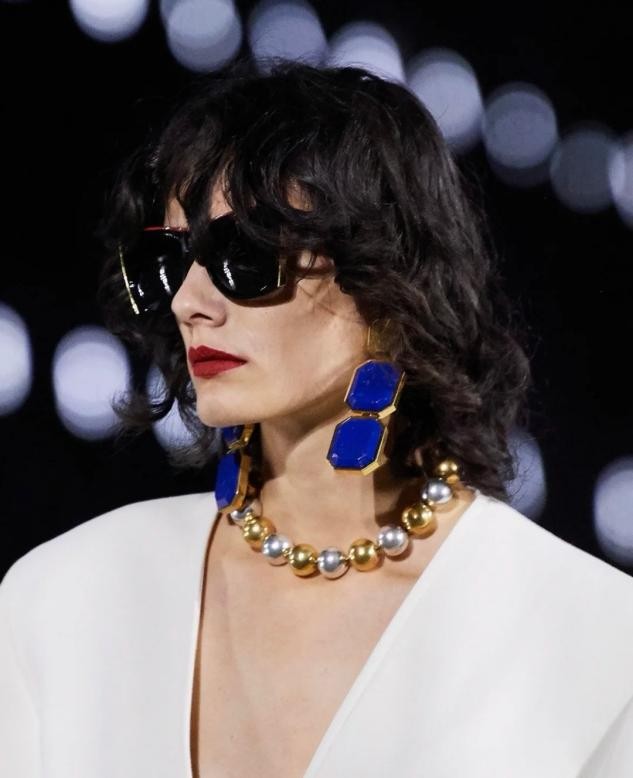 璧垫枃鍗撹韩绌胯繍鍔ㄨ韬墜鐭仴,璧垫枃鍗撶┛瑗胯鍑哄満