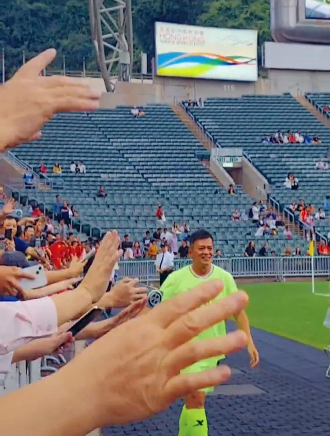黄日华踢球风波在哪里踢,黄日华踢人视频