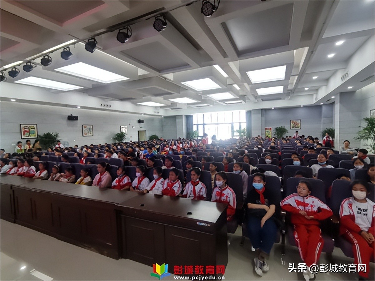 小学防震减灾安全教育简讯,遇地震莫惊慌