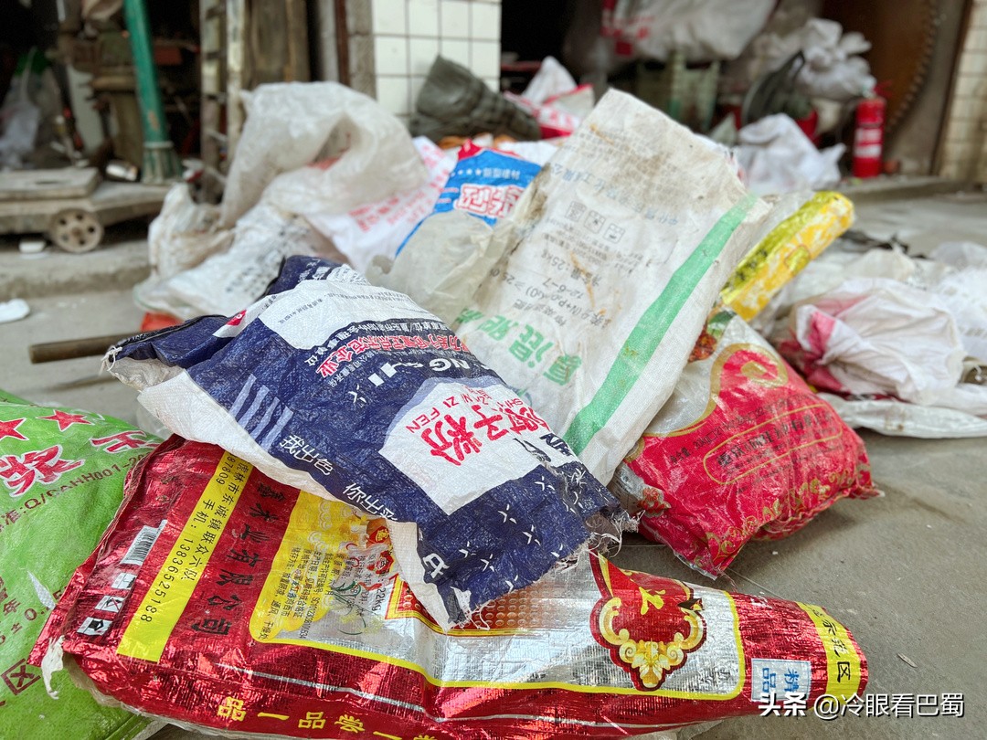 火了!小学肄业大叔靠收废品赚取重庆几套房几辆车,真是很励志