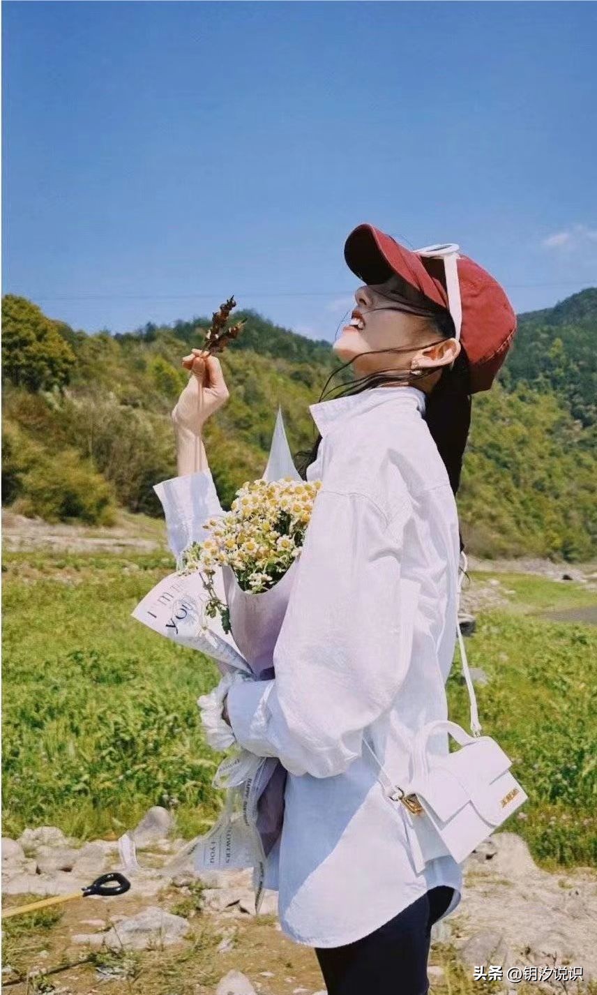 宋祖儿穿皮裤现身机场,宋祖儿机场穿黄色背带裤