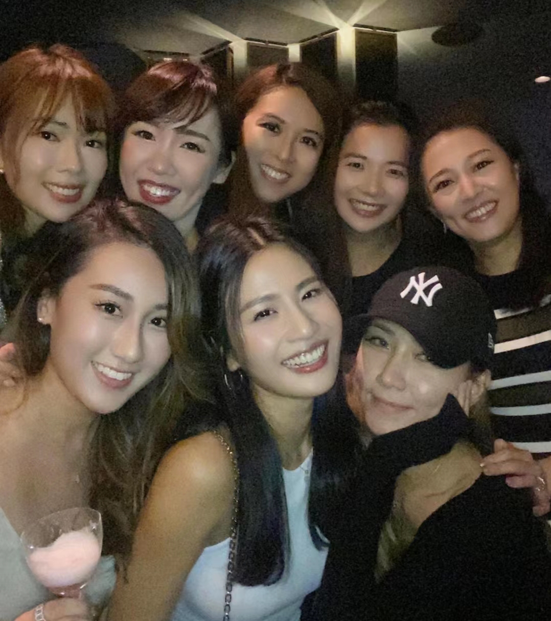 好嗨！香港瑜伽女神与闺蜜夜蒲狂欢，贴身连衣裙秀凹凸有致好身材