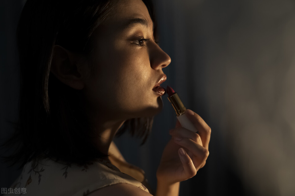 化妆师美容师纹绣师哪个有前景,纹绣师的现状和前景