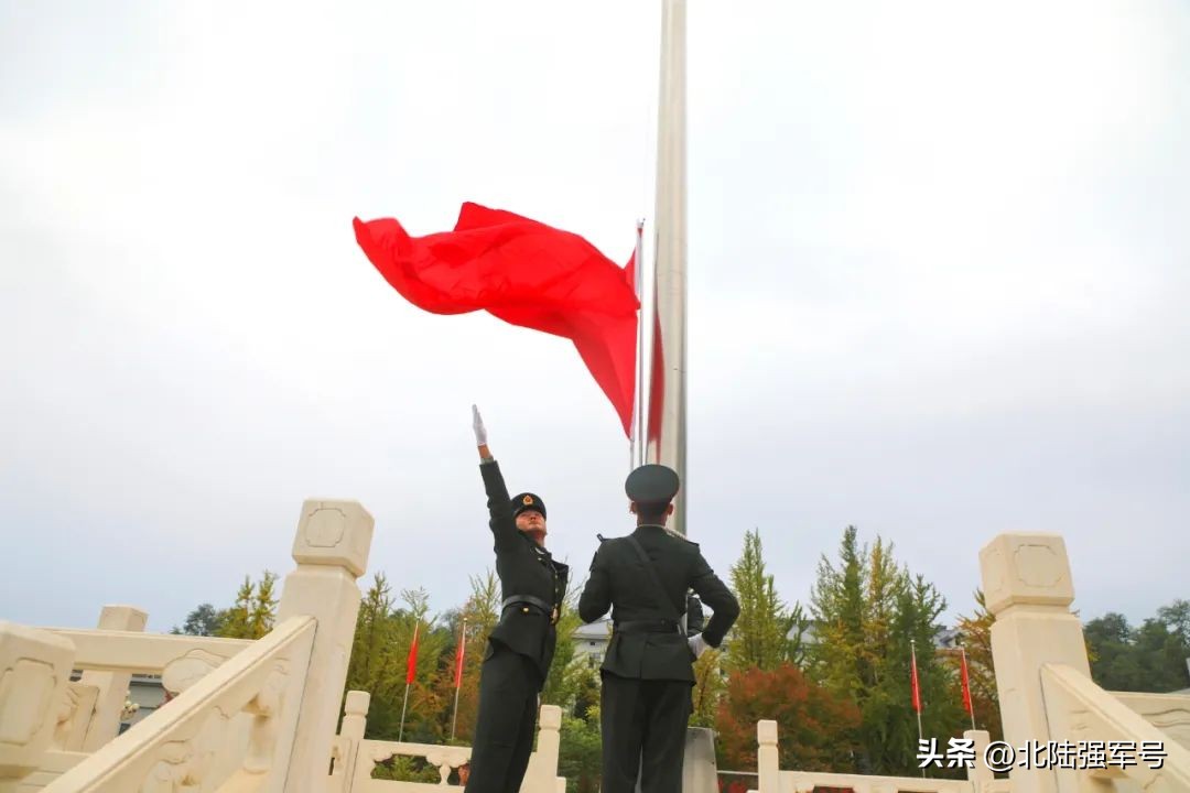 敬礼鲜艳的五星红旗,鲜艳五星红旗下敬礼视频