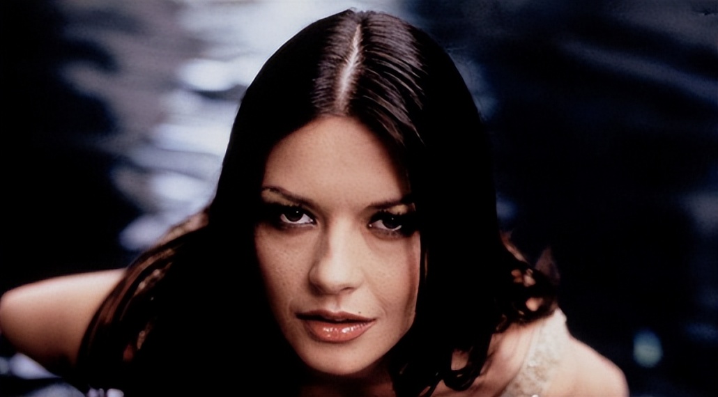 道格拉斯：好莱坞最高段位花心浪子，把小25岁泽塔琼斯吃得死死的