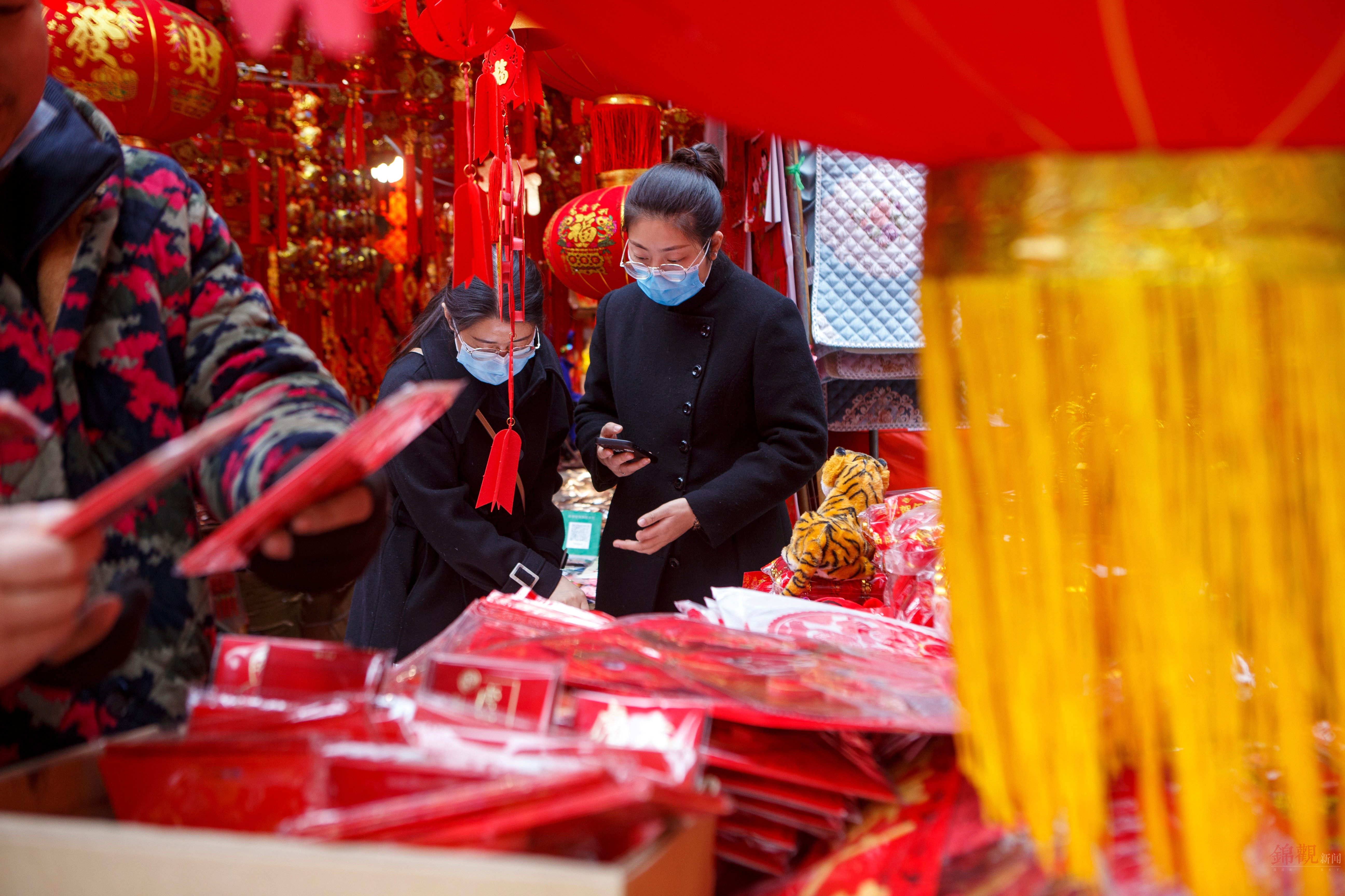 记者探访隔离小区,记者采访隔离人员