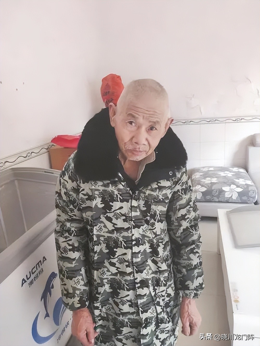 夫妻无父无母开大排档意外生意红火一天一位老人抱来一样东西