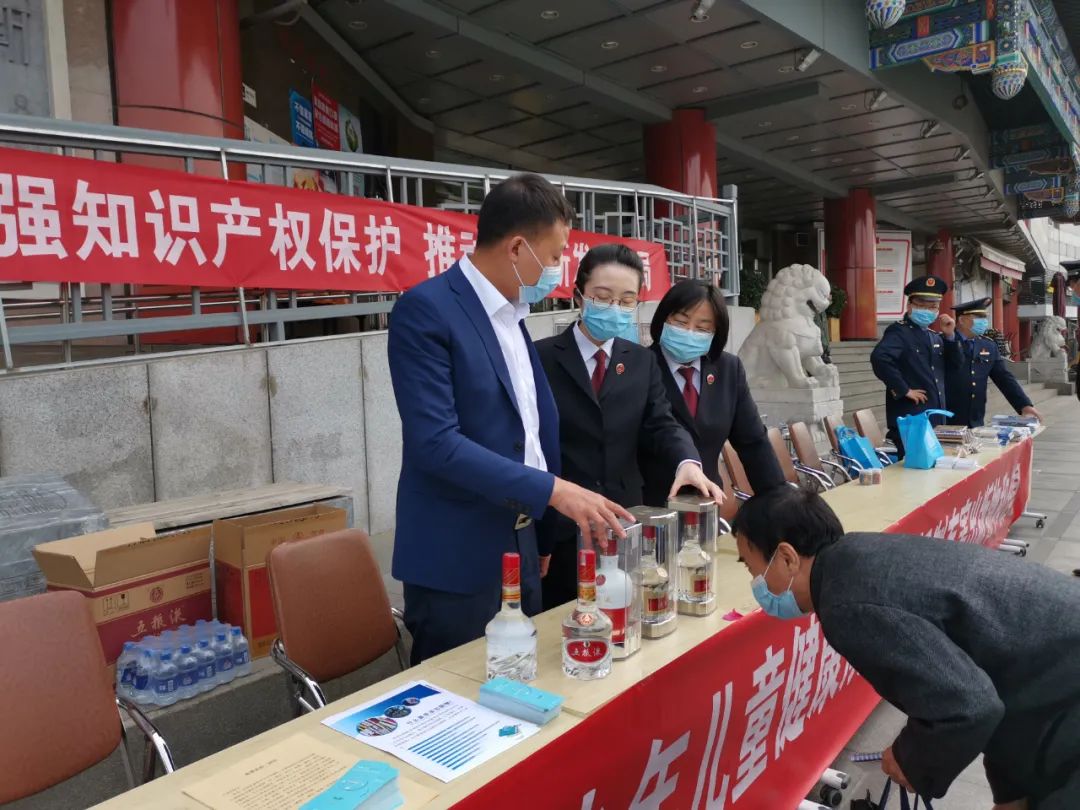 娃娃机抓娃娃有猫腻,抓娃娃机骗小孩