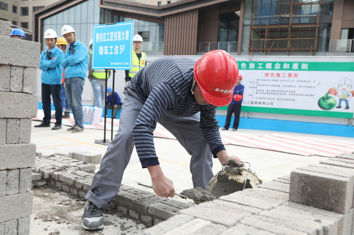 中年男人抱怨父母老婆该怎么安慰,中年爸爸的无奈