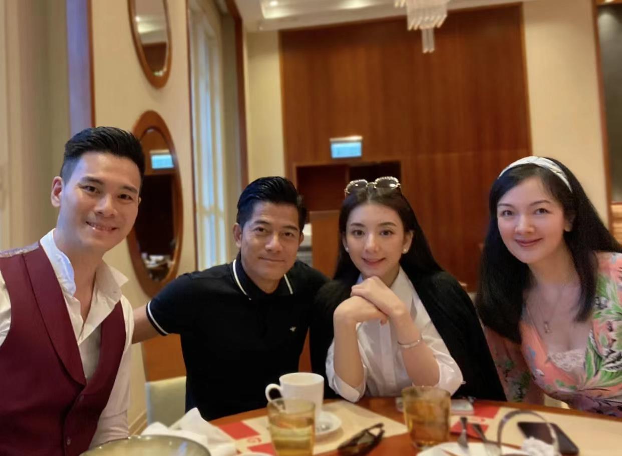 郭富城陪老婆逛街,郭富城携方媛现身甜蜜爆表