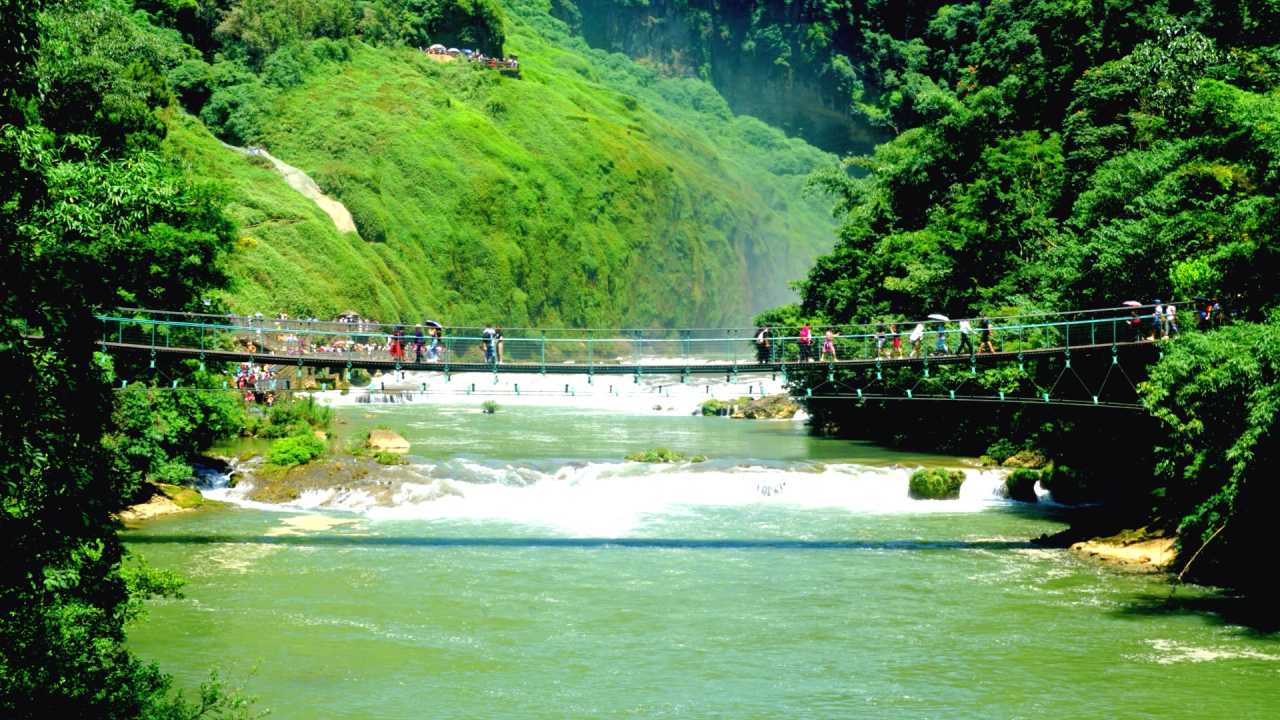 黄果树瀑布漫天扑面而来的水雾,黄果树瀑布4天旅游攻略