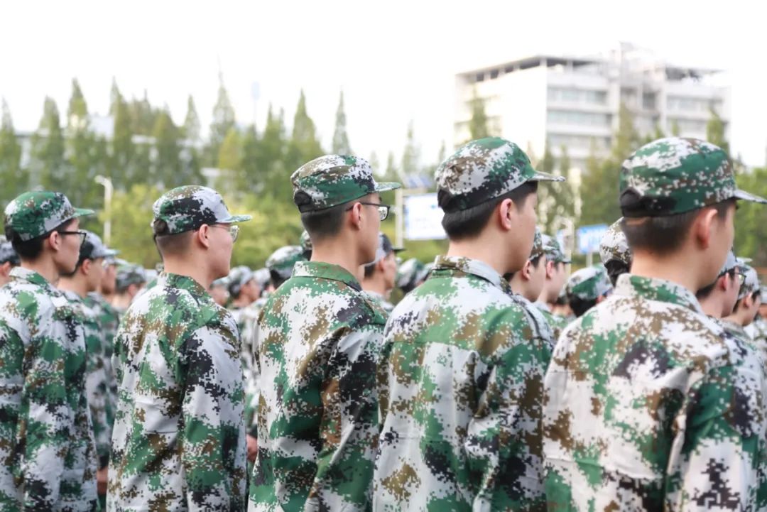 军训英姿飒爽的背后是汗水换来的,军训用汗水向青春致敬