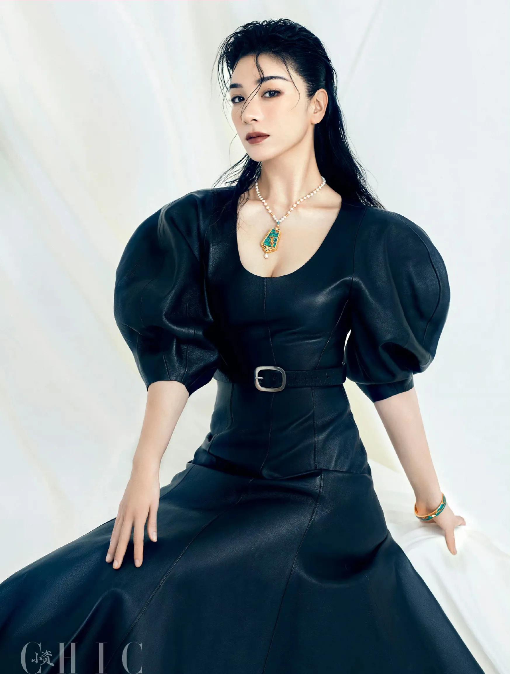 黄奕穿丝绸睡袍身材太好了，成熟有韵味女人好迷人