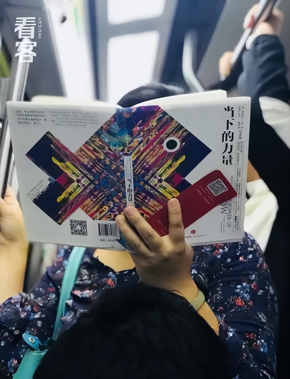 北京通勤路上,她用镜头记录2000个捧着书的人