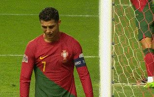 c罗下场队长袖标给谁了,c罗扔掉可乐的下场