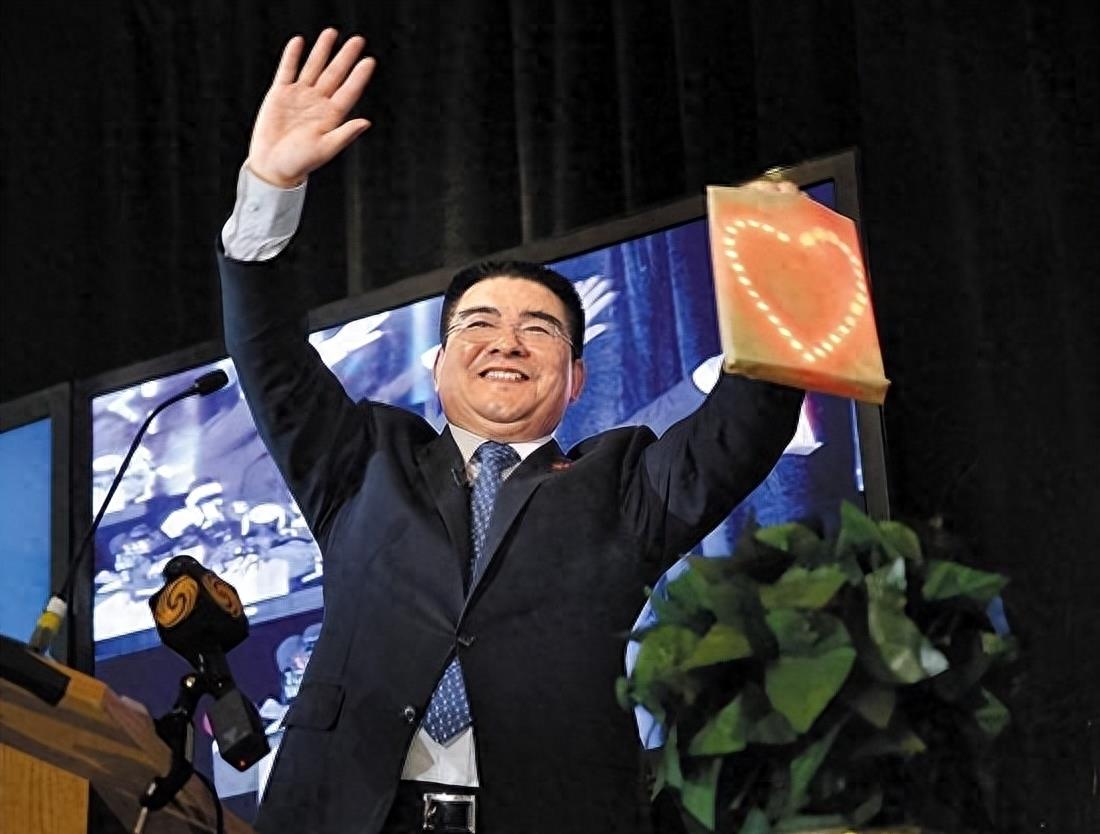 他把现金堆成山，高调捐款20亿后“消失”，如今出现在家种地？