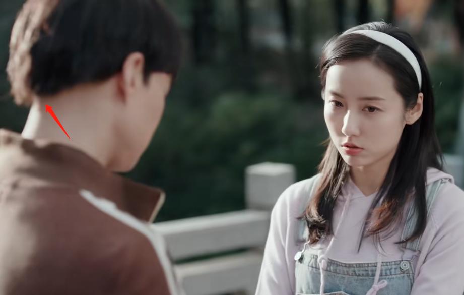 用假发遮住额头就是少男？37岁唐曾演大学生，满脸褶子太辣目