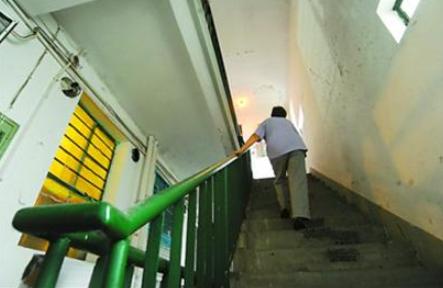 加装电梯发生的事,加装电梯就是一场闹剧