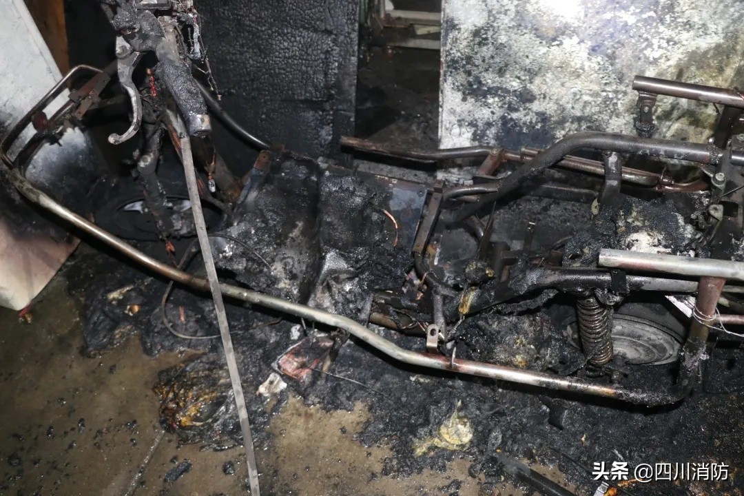 最新电动车在楼上充电引起火灾,凌晨电动车充电引发大火