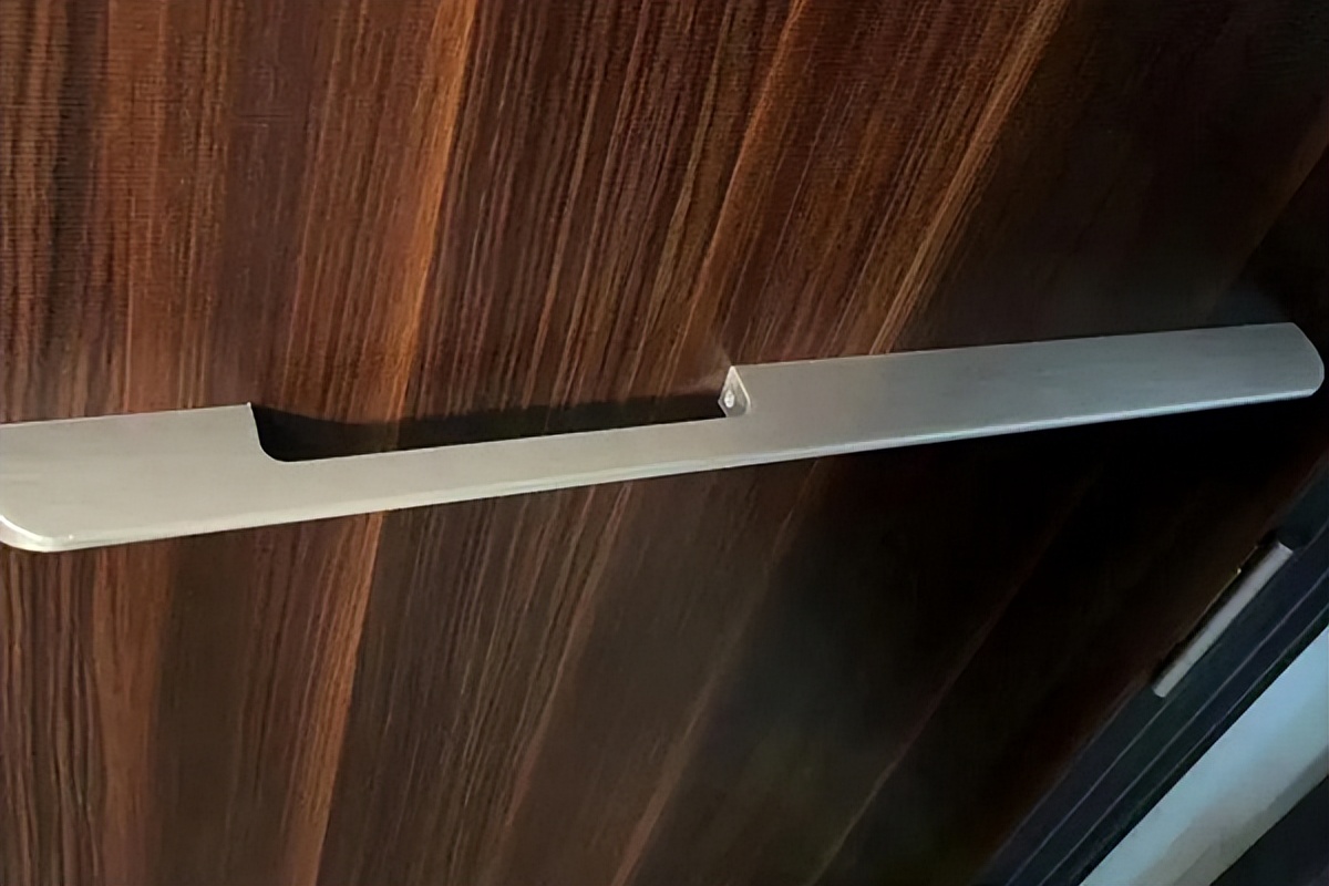 防盗门关不紧总咣当怎么修视频,防盗门关不紧缝隙太大怎么办