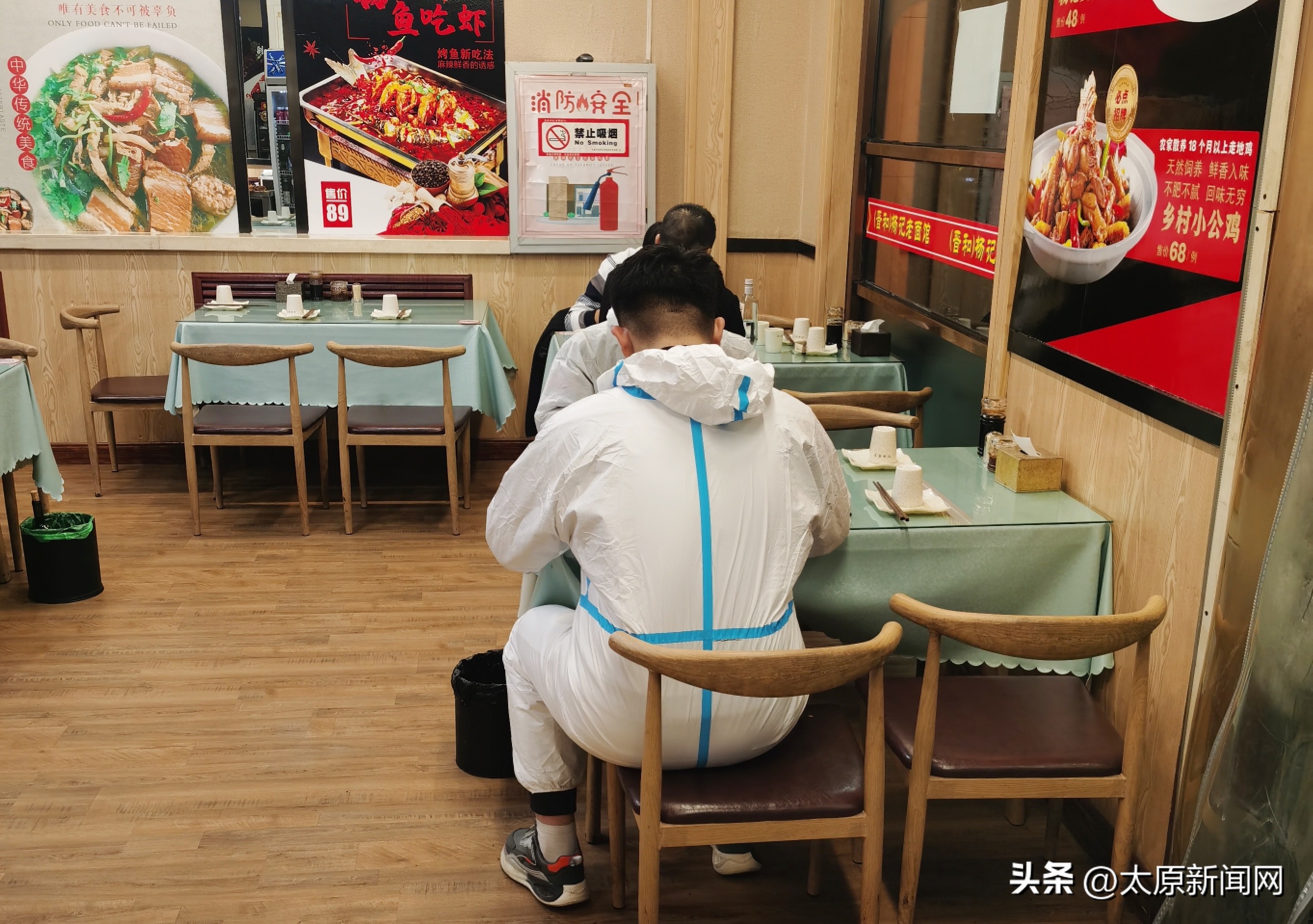 面馆每天给防疫人员送餐,暖心面馆免费给环卫工提供面条