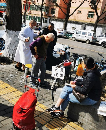 何家劲25岁到62岁,何家劲60岁还在唱歌吗