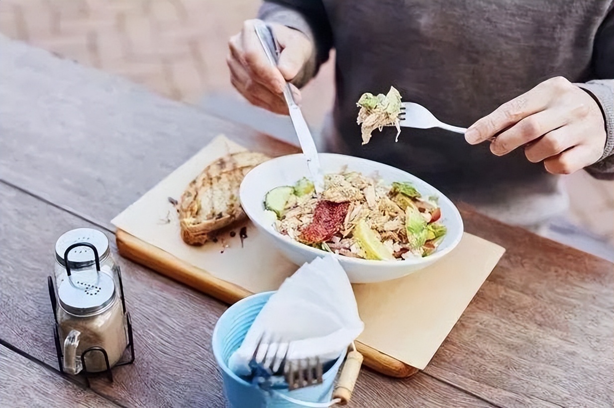 为什么半夜嘴巴很干,为什么半夜嘴巴冒酸水