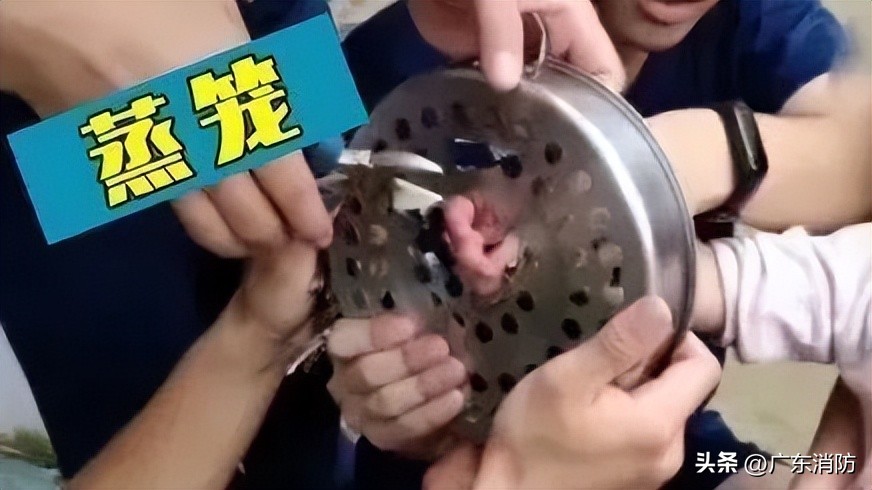 萌娃头被卡求助消防,萌娃卡住消防员