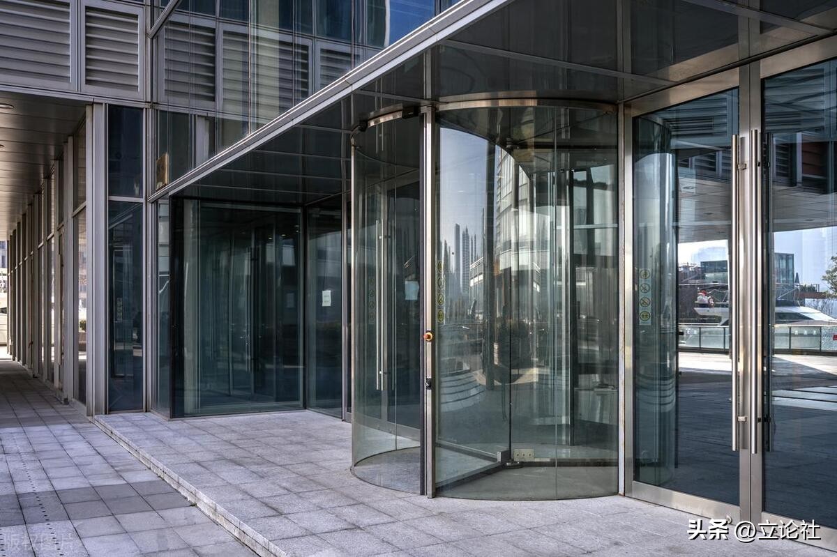 不要纠结雨中学校这道门开不开，大门后边有“乾坤”