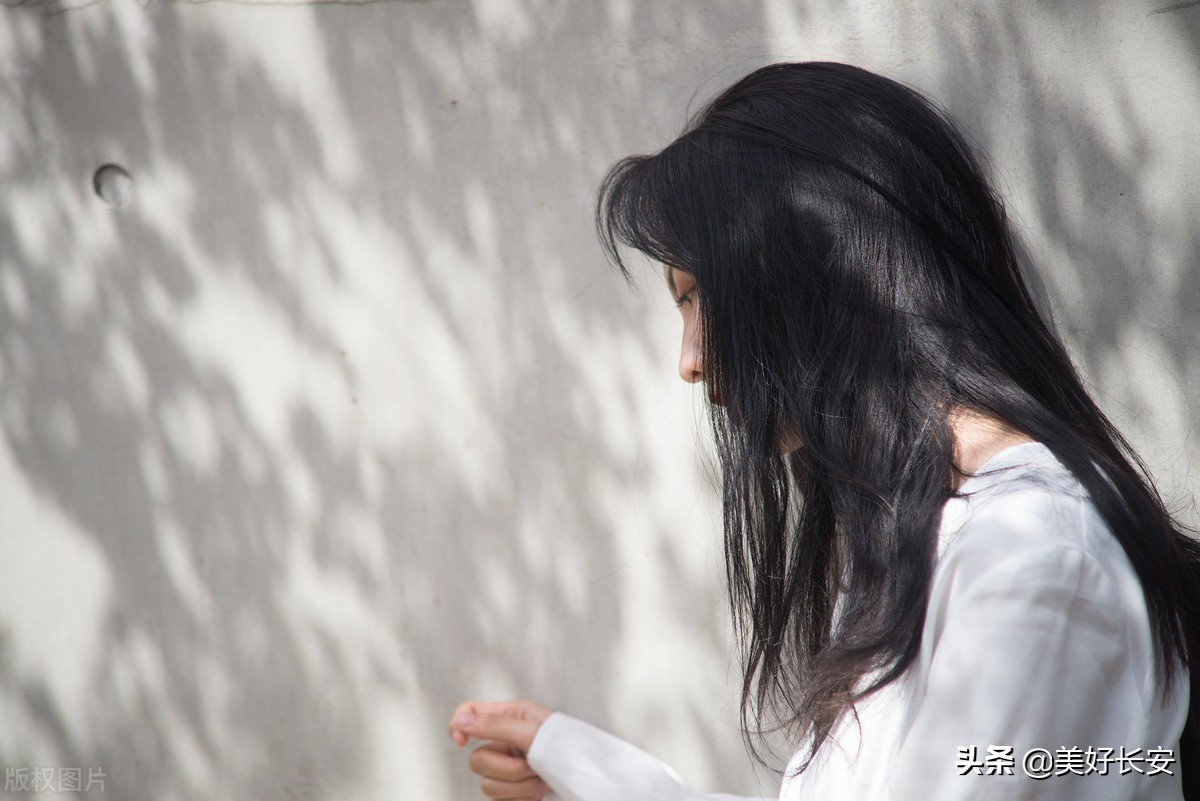 一个做足疗的女孩,一个做足疗的小女孩