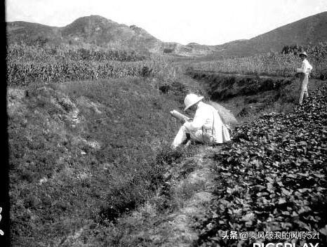 高清老照片：旗人格格大腿岔开豪放洗衣，地主三妻四妾不输女明星