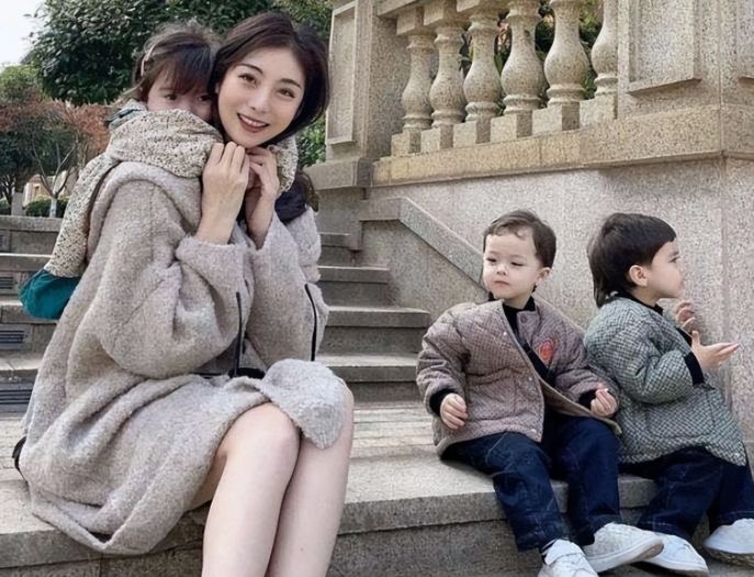 单身女模自曝养混血三胞胎引热议,30岁模特妈妈生下3胞胎