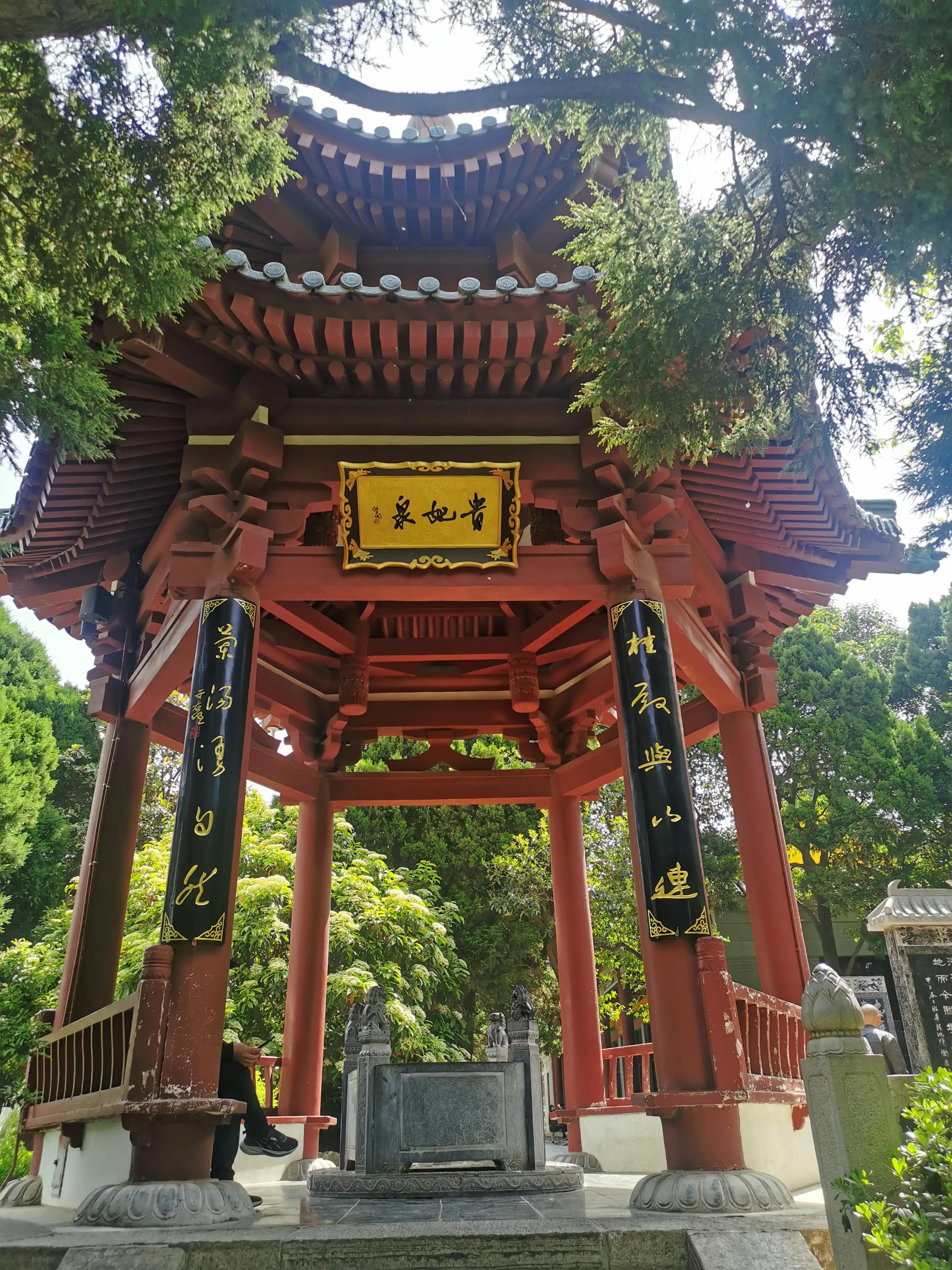 华清池温泉水滑洗凝脂,春寒赐浴华清池温泉水滑洗凝脂