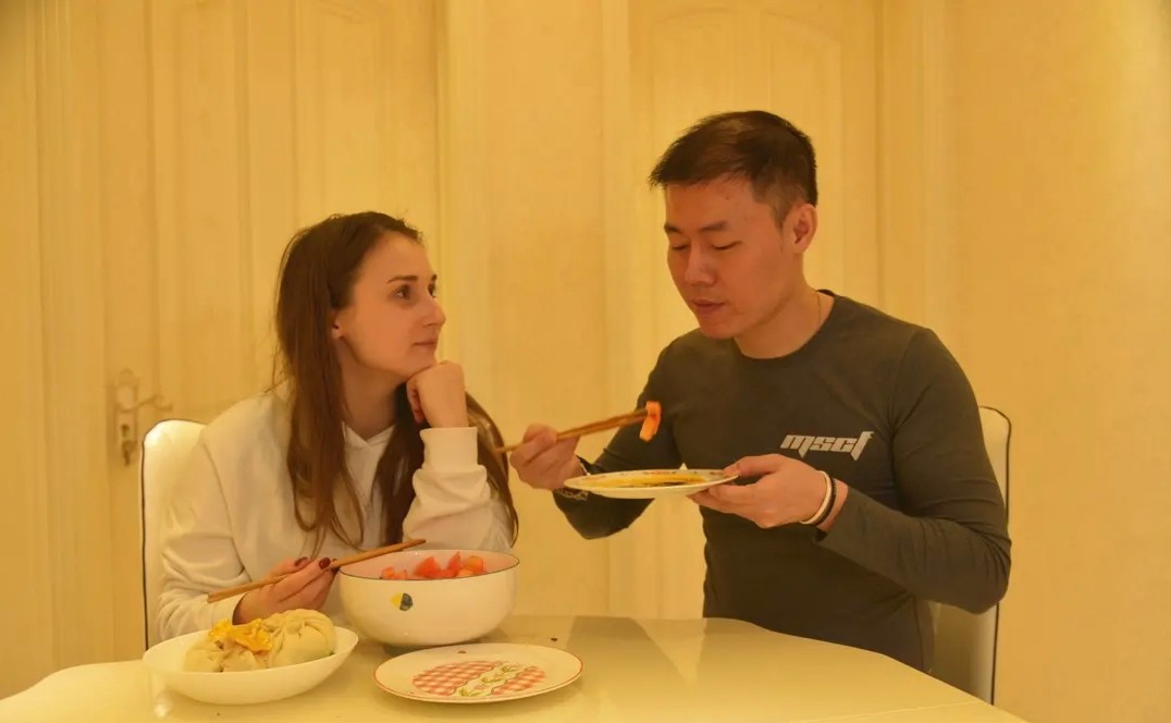 乌克兰美女嫁中国小伙七年变化,河南小伙24年前迎娶乌克兰美女