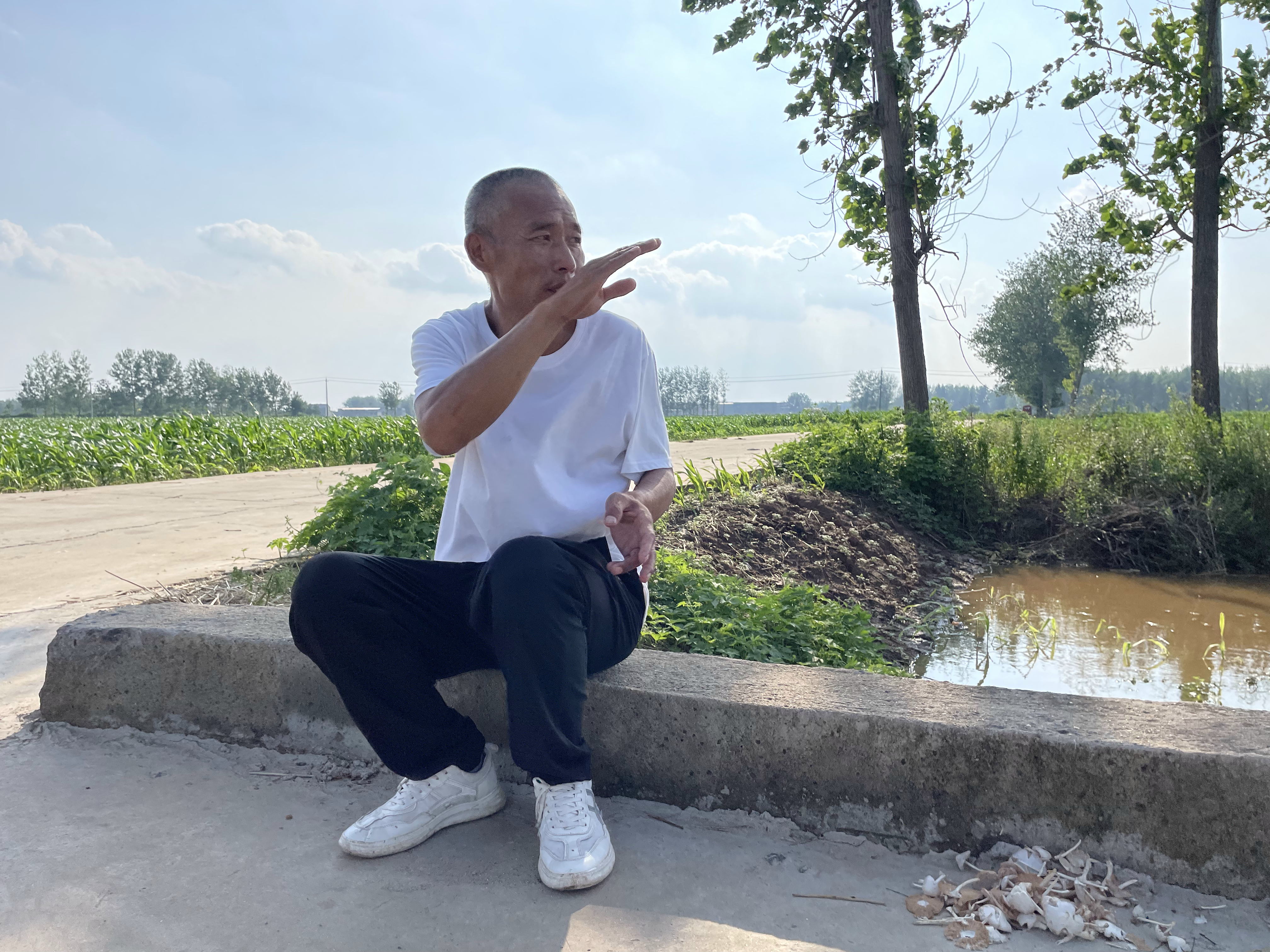 “杀人犯”谢哲海洗冤录:自称因凑热闹被控“强奸未遂后杀人”,服刑22年,出狱后仍在喊冤,靠打零工为生