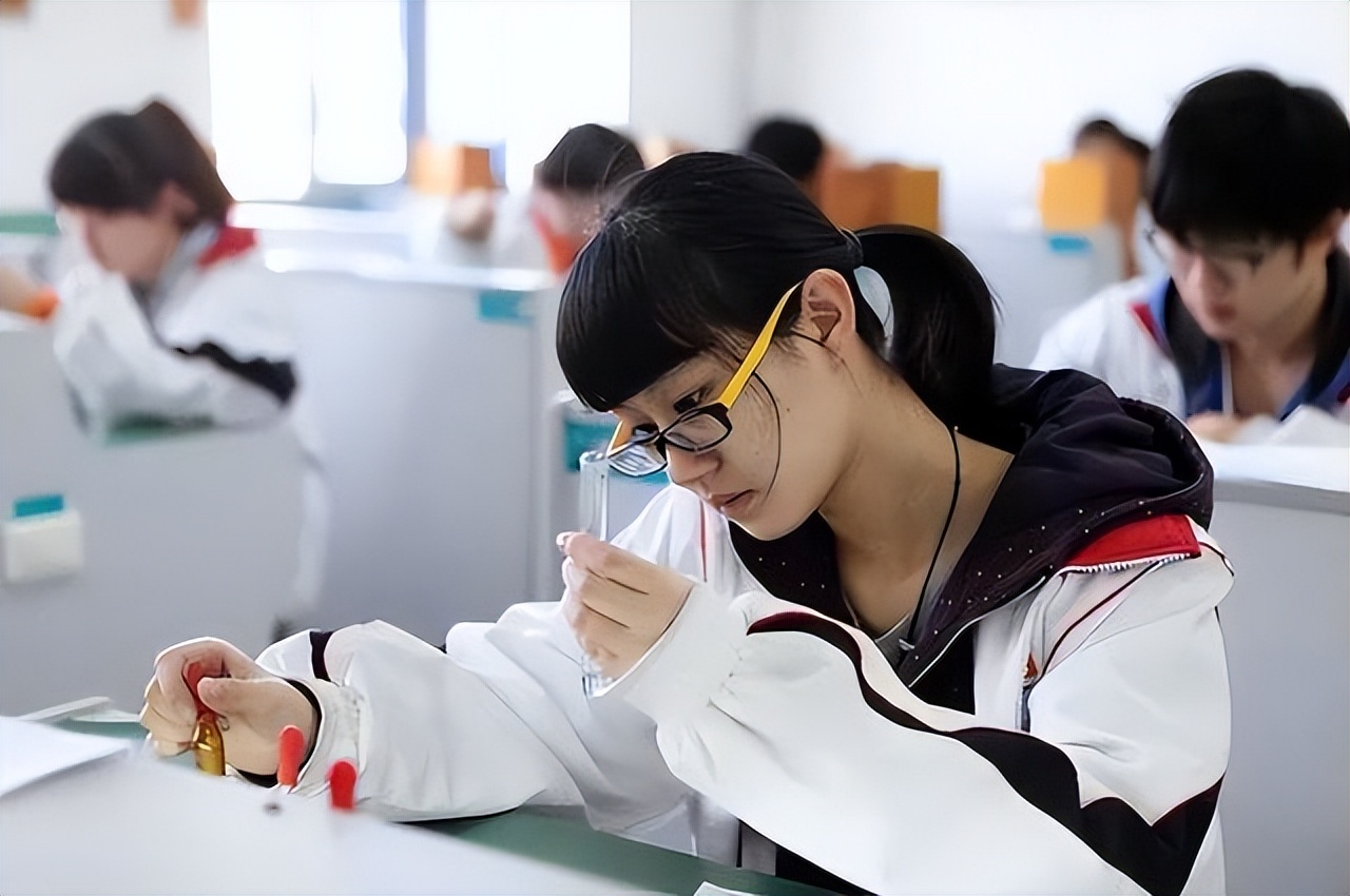 文科生和理科生毕业谁最难,文科生和理科生谁更有前途