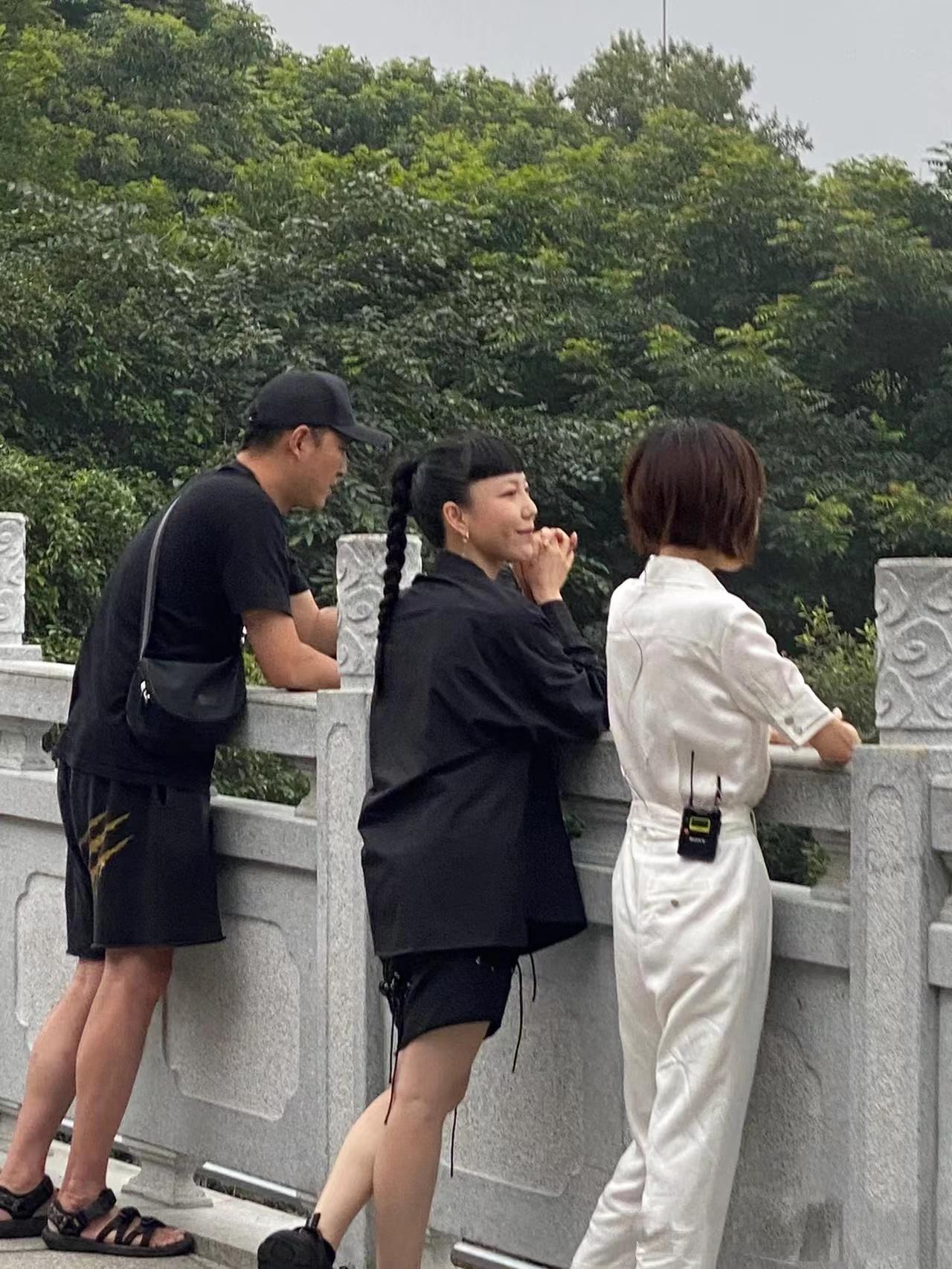 鲁豫51岁瘦得像纸片人,52岁鲁豫穿上万元鞋爬山