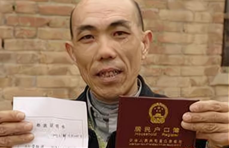 河南农民工买了件绿马甲，被误判13年，差15天刑满却被无罪释放