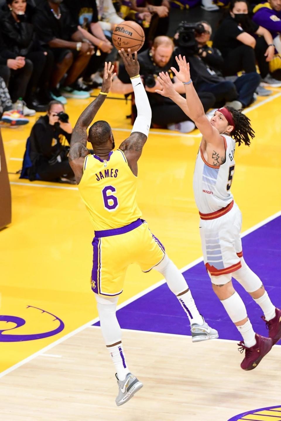 詹姆斯撕裂了一条足部肌腱,nba詹姆斯最新消息伤情