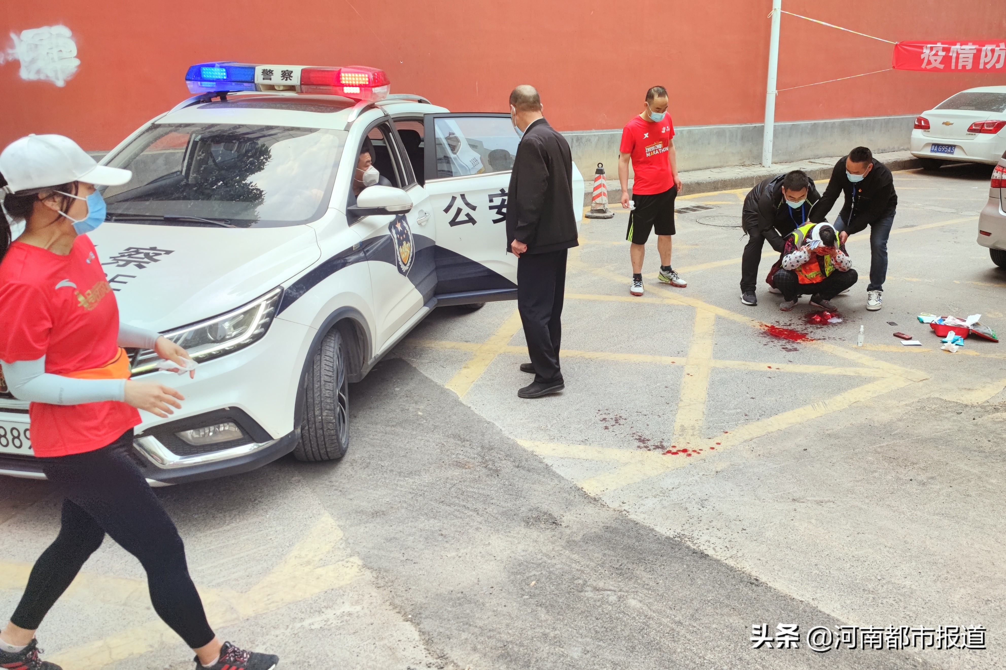 老人车旁摔倒警民暖心救助,民警暴雨中救助受伤老人