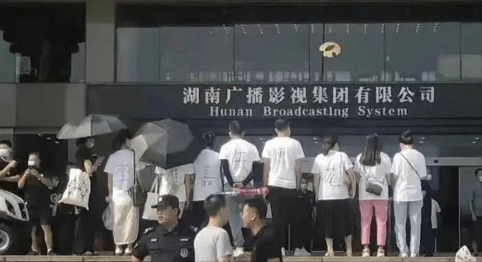 李维嘉消失一年后近照曝光,李维嘉突然崩溃的视频