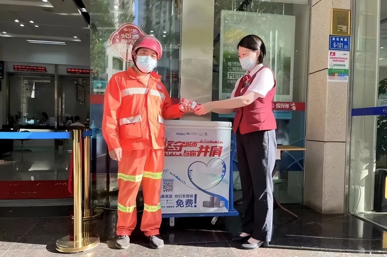 2022海尔爱心冷柜“清凉补给站”公益行动——致敬高温户外工作者