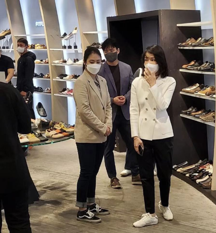 韩国第一夫人英国照,50岁韩国第一夫人亮相巴黎